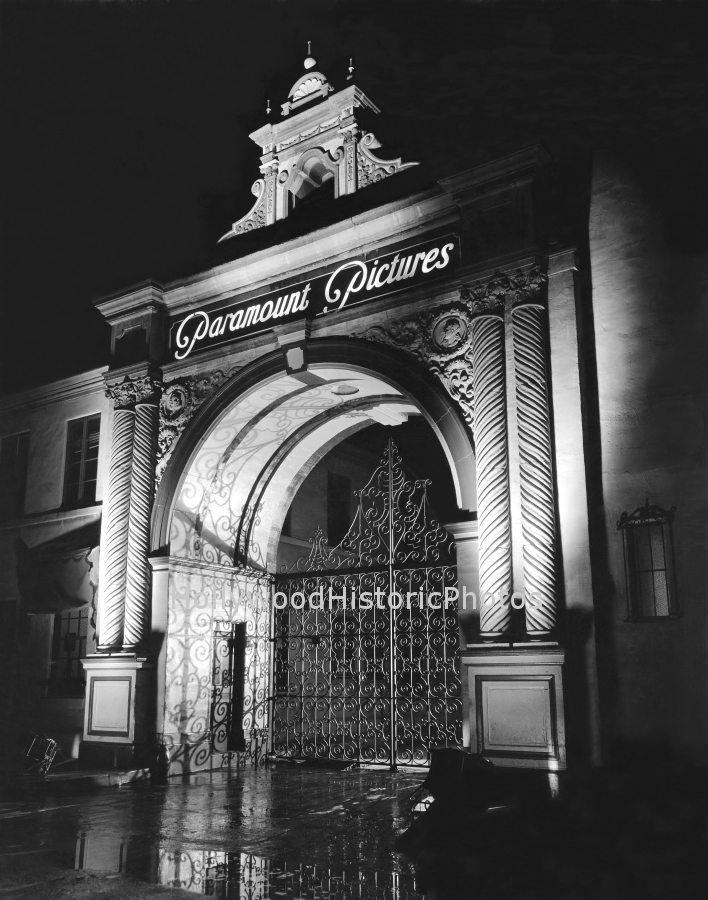 Paramount Studios 1937 Bronson Gate.jpg